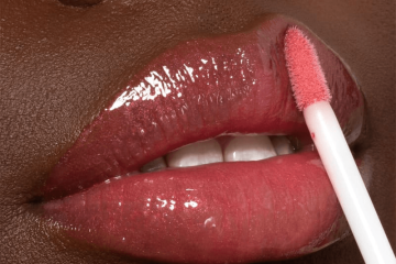 O gloss voltou! Lábios luminosos e cheios de atitude são o must-have de beleza em 2025