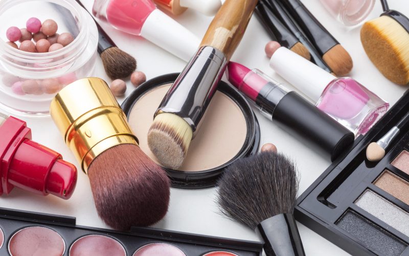 Pele em risco: dermatologista alerta sobre os malefícios do uso excessivo de cosméticos