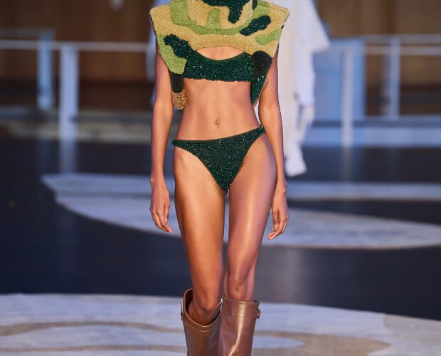 Lenny Niemeyer dita tendências para o verão de 2026