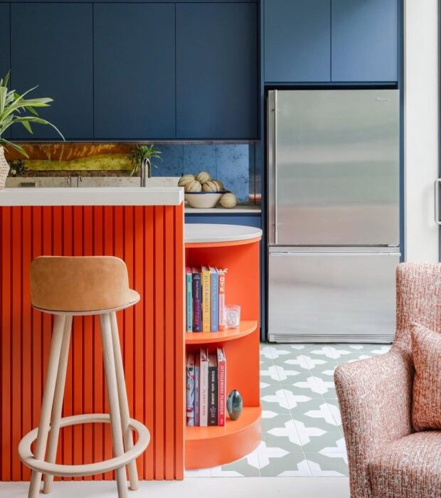 7 projetos de cozinha com paletas de cores inusitadas