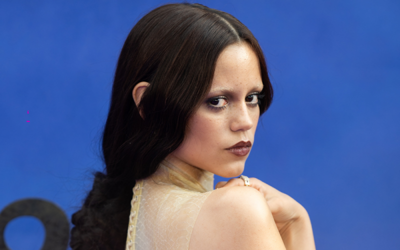 Entenda a polêmica tendência do ‘tired girl makeup’ que Jenna Ortega adotou.