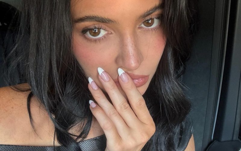 Kylie Jenner volta a apostar na unha francesinha dos anos 90 e conquista tendência revival.