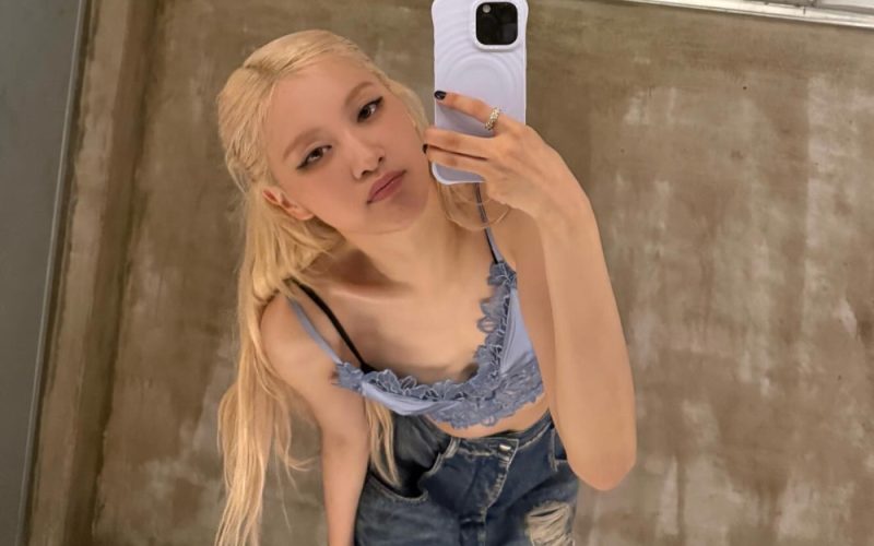 Rosé do BLACKPINK arrasa combinando calça jeans e blusa de renda nos looks de verão
