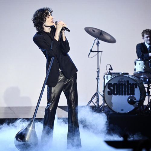 Descubra sombr: um cantor que traz inovação e autenticidade para o cenário do pop alternativo.