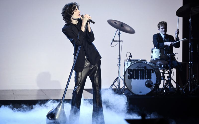 Descubra sombr: um cantor que traz inovação e autenticidade para o cenário do pop alternativo.