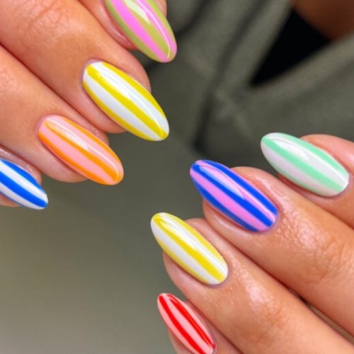 Estilo de unhas com listras de toalha de praia são a sensação do verão