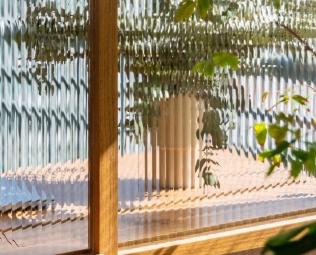 8 ideias criativas para personalizar as portas dos móveis: da palhinha ao vidro canelado