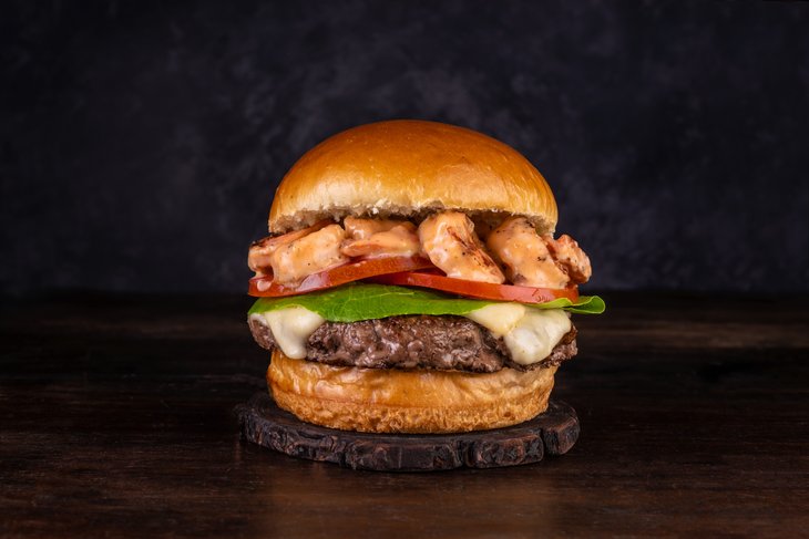 “T.T. Burger apresenta seu novo delicioso Surf and Turf”