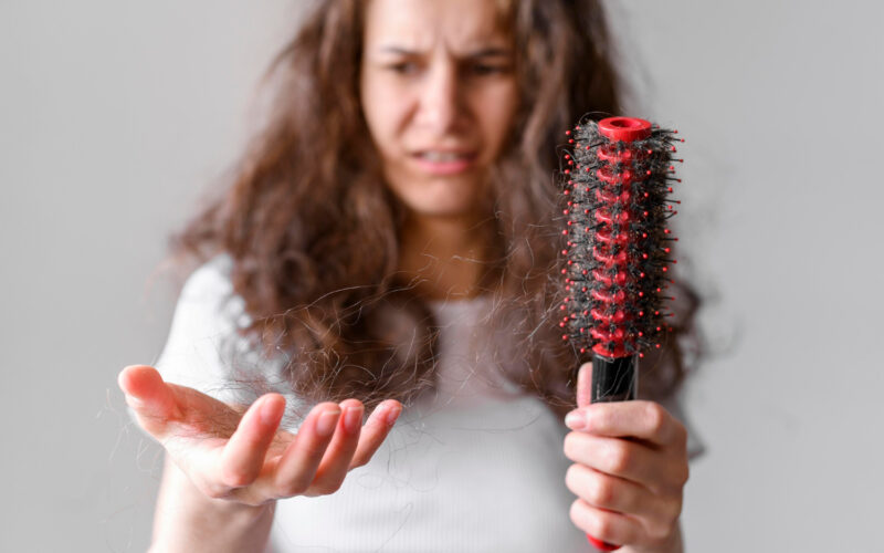 Queda de cabelo é falta de vitamina? Especialista esclarece mitos e causas do problema